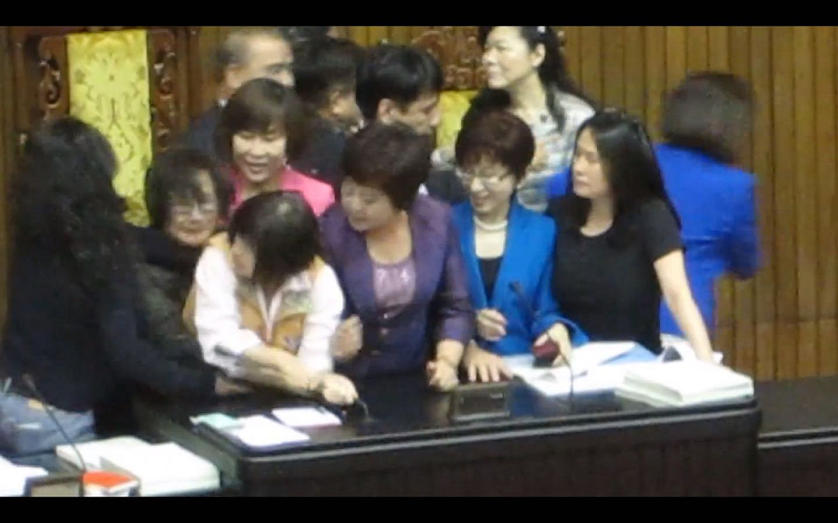 台聯黨團上午為抗議M503及政府黑箱加入亞投行，霸佔主席台，與執政黨多名立委展開衝突。圖：符芳碩/攝