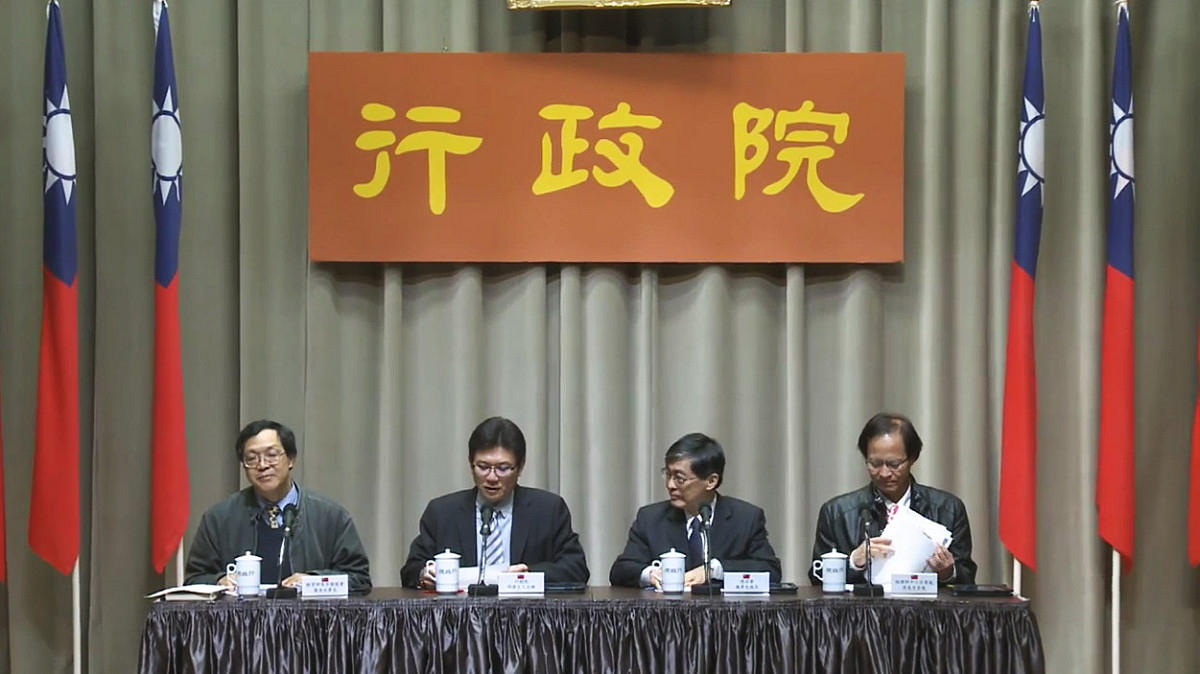 行政院今(26)日表示，關於外界訴求的「補正公投法」及「修改選罷法」，行政院不會提對案。圖：翁嫆琄/攝