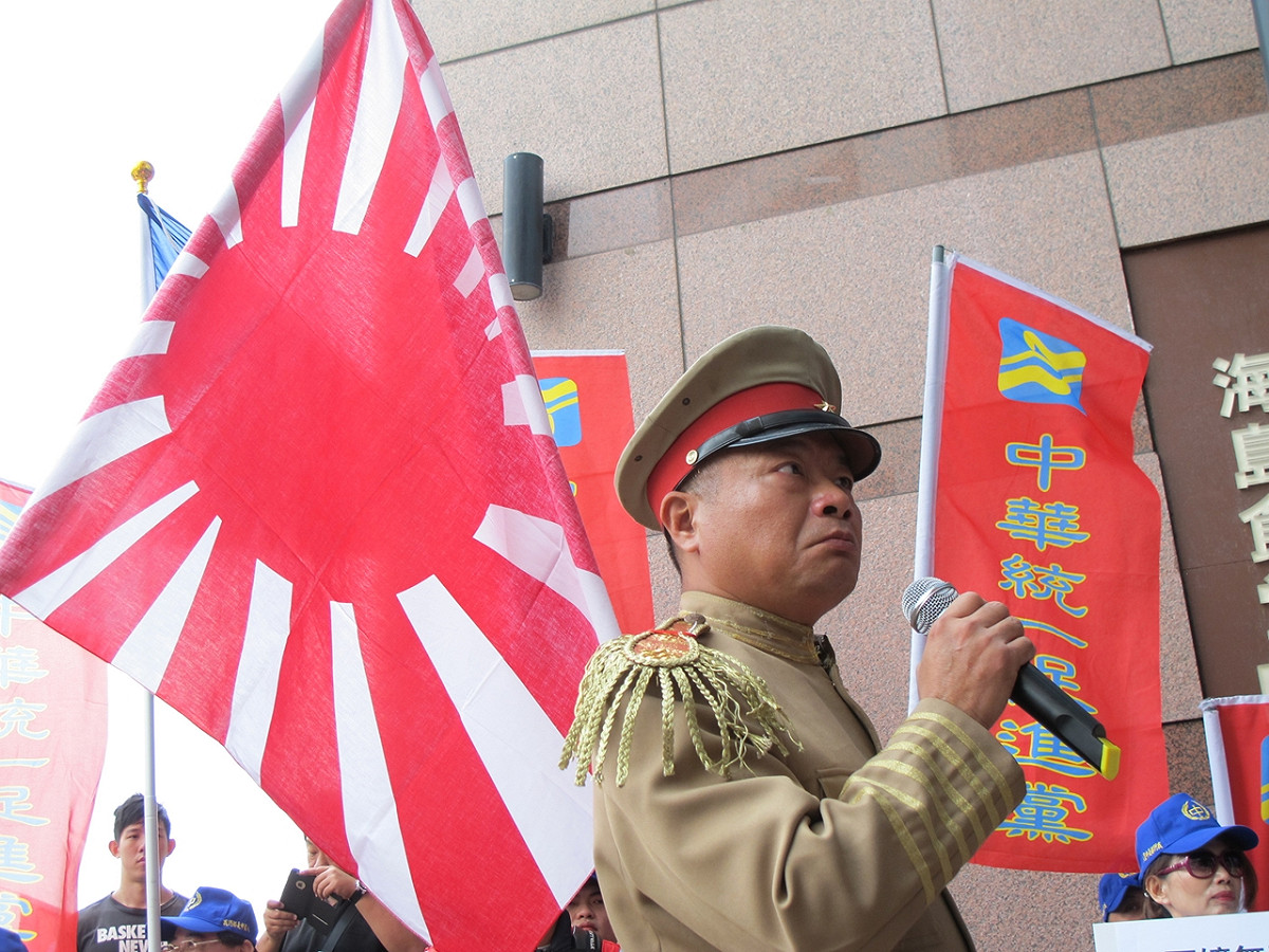 中華統一促進黨5日在民進黨中央黨部前演出皇軍行動劇。圖：林朝億/攝