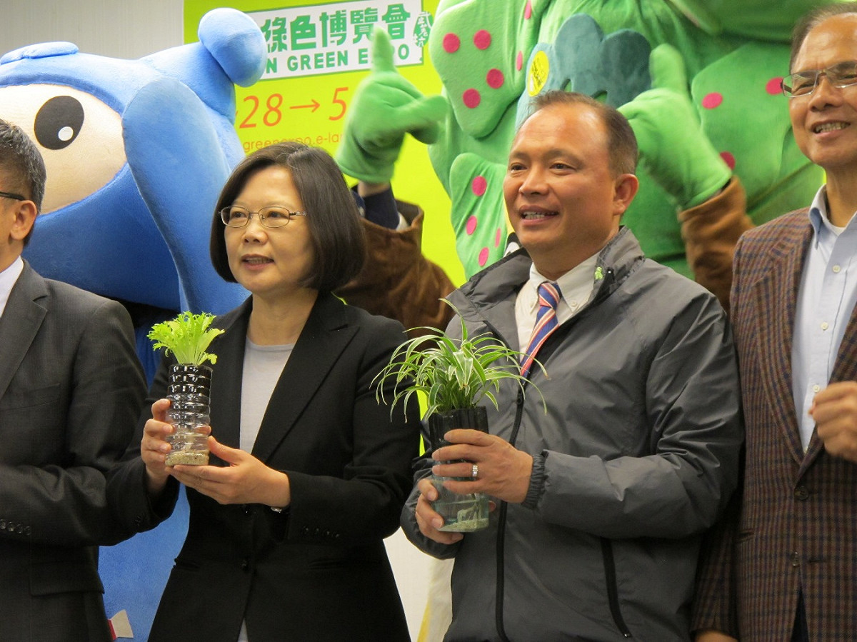 民進黨主席蔡英文與宜蘭縣長林聰賢等人一起邀請全國民眾到宜蘭參加綠色博覽會。圖：林朝億/攝