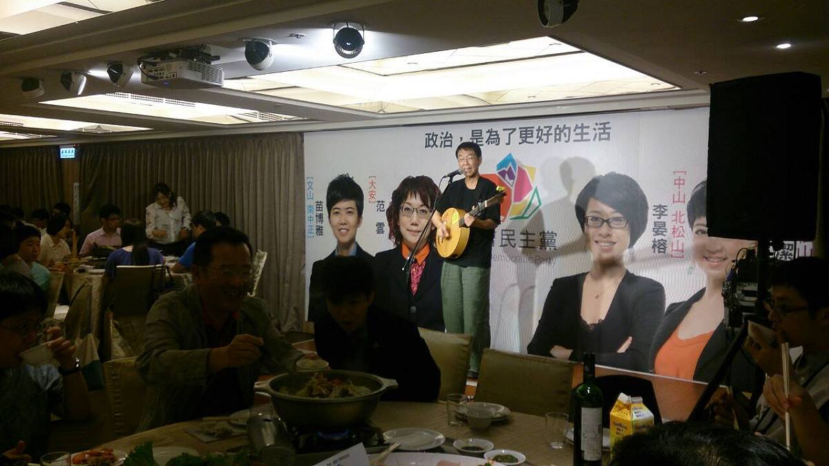 美濃知名客家歌手林生祥在募款餐會上，演唱「種樹」等3首客家歌曲。圖：張揚/攝