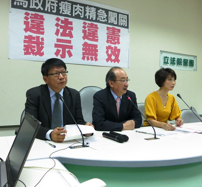 民進黨團總召柯建銘30日表示，昨天衛環委員會召委蔡錦隆將食品衛生管理法修正案送朝野協商決議「自始無效」。圖片：林朝億/攝影