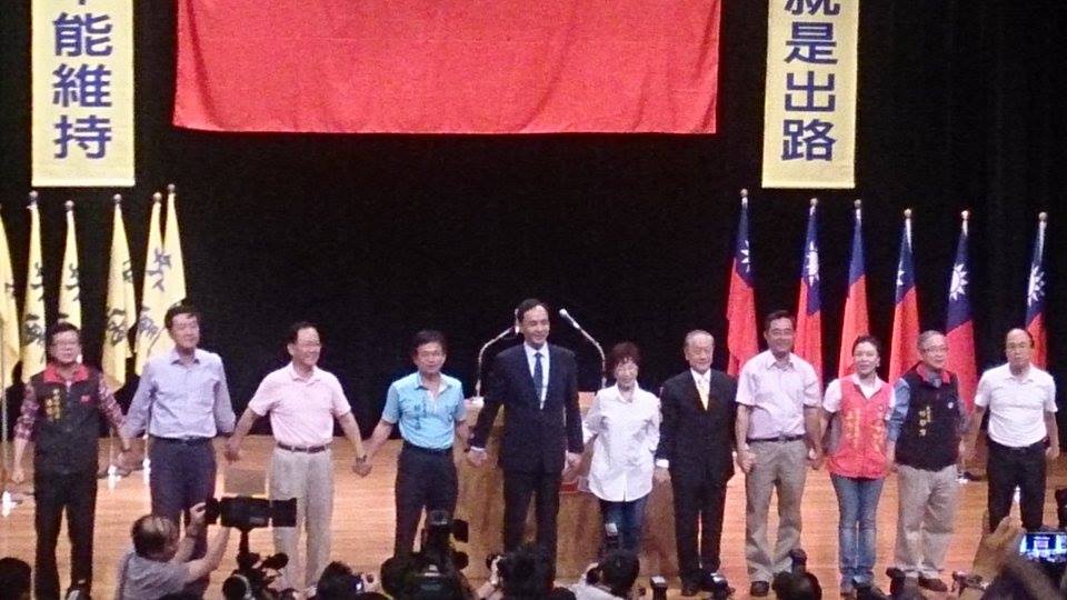 新黨22周年黨慶，國民黨主席朱立倫(中)、總統候選人洪秀柱(中右一)皆現身到場支持，新黨主席郁慕明(中右二)更強調要團結一致，全力支持國民黨。圖：王子軒/攝