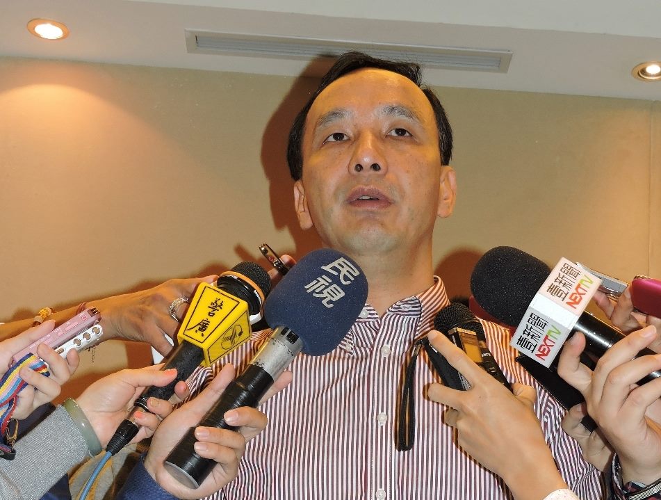 新北市長朱立倫今(19)日下午出席活動受訪時，被問到日前表態不參選2016是否和時任桃園縣長任內涉及中壢汙水廠等三大弊案有關的問題時表示強調，完全沒有這回事，「要激將法、用任何方法都沒有辦法影響」。圖：新頭殼資料照片