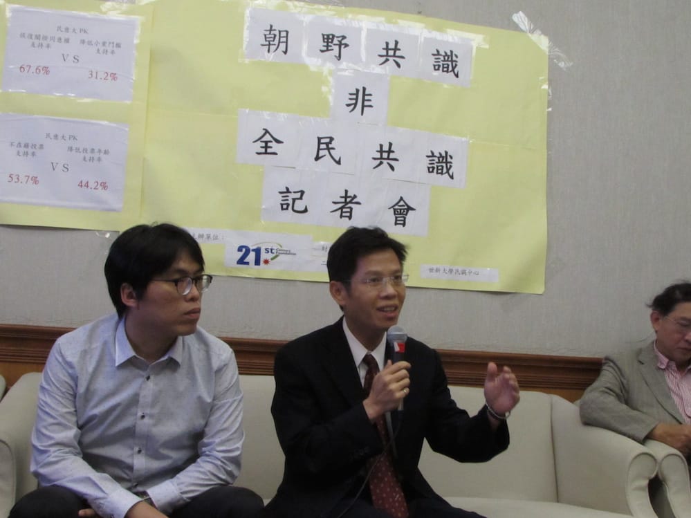21世紀基金會與世新民調中心22日公布民調，「立院閣揆同意權」以及「不在籍投票」2項修憲主張分別獲得67.6%及53.7%民眾贊成。圖：邱珮文/攝