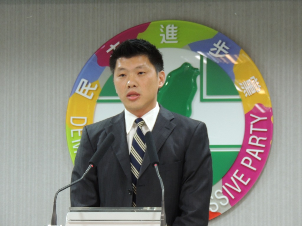 民進黨發言人王閔生2日指出，現今國民平均薪資已倒退至16年前的水準，面對GDP九度下修，經建會主委管中閔反而怪主計處數據計算方式有問題，這已是誤國誤民。圖：林怡嫺