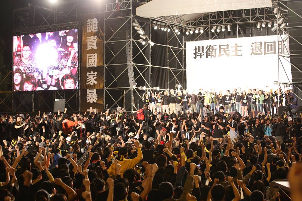 這些年輕人，以干冒大不諱、令人震撼的方式，進行對政府的抵抗，卻又以華麗而壯觀的方式在統治者所在的總統府前，舉行了一場感人、平和而且具充份正當性的示威。這種對執政黨的震撼性教育，已經建立了反抗運動的新里程碑，這是進化的民圖：林雨佑/攝