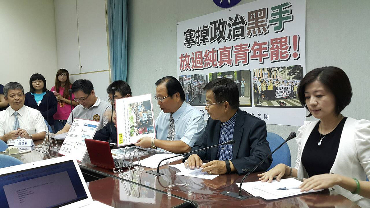 國民黨團28日上午召開記者會，批評民進黨及台聯操控反課綱學生，並呼籲兩黨應拿開政治黑手。圖：符芳碩/攝