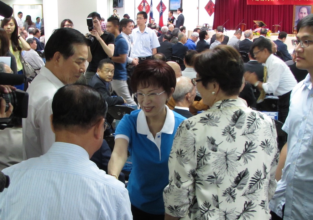 國民黨總統被提名人洪秀柱20日出席第19屆中央評議委員第3次會議，與現場中評委一一握手。圖：邱珮文/攝