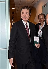 新任駐美代表金溥聰（左）1日搭機赴美履新，他說，這是另外一個重要的開始，但仍以平常心對待。圖片來源：中央社