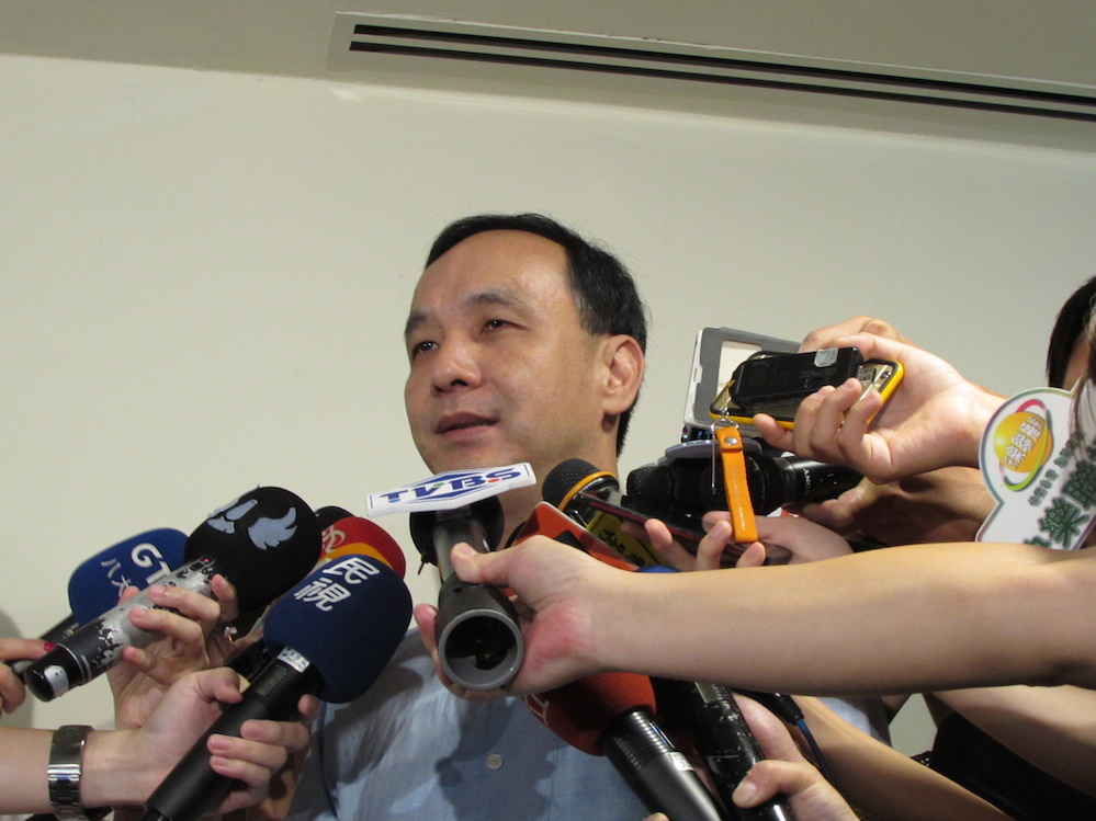媒體4日詢問國民黨主席朱立倫是否對連戰祭出黨紀？對此，他表示，將會就對大老行為所產生的不同聲音送交相關單位，包括考紀會、中常會等討論。圖：邱珮文/攝