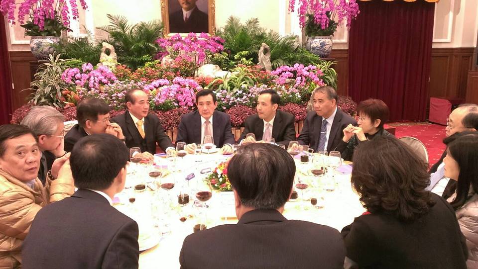 馬英九今晚在總統府宴請國民黨立委，藍營大咖都坐主桌，展現大團結的氣勢。圖：翻攝自林郁方臉書