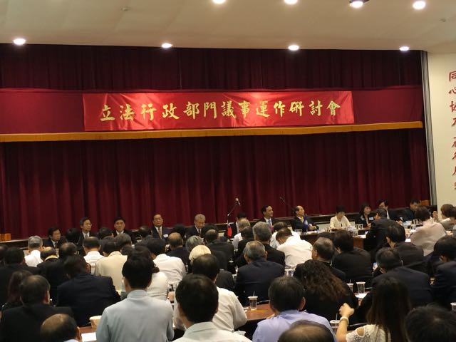 國民黨中央14日下午召開「立法行政部門議事運作研討會」，國民黨立委楊玉欣將洪秀柱比為教宗方濟各，希望她能帶領國民黨走出新價值。圖：符芳碩/攝