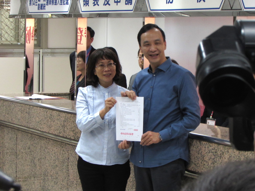 國民黨總統參選人朱立倫（右）與副手王如玄，25日一同前往中選會登記參選。圖：邱珮文/攝