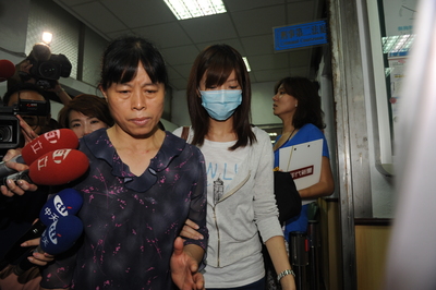 針對陸軍下士洪仲丘死亡案，桃園地方法院昨日裁定將何江忠、徐信正、范佐憲等3人收押，對此，洪仲丘的姊姊洪慈庸今（24）日表示，全案經過了50多天，總算看到一絲曙光。圖：中央社資料照片