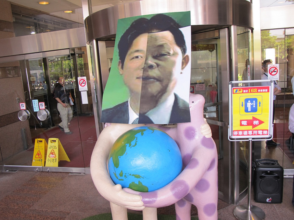 反南鐵東移抗議民眾13日將賴清德與劉政鴻的照片合成，象徵徵收土地態度並無二致。圖：林朝億/攝
