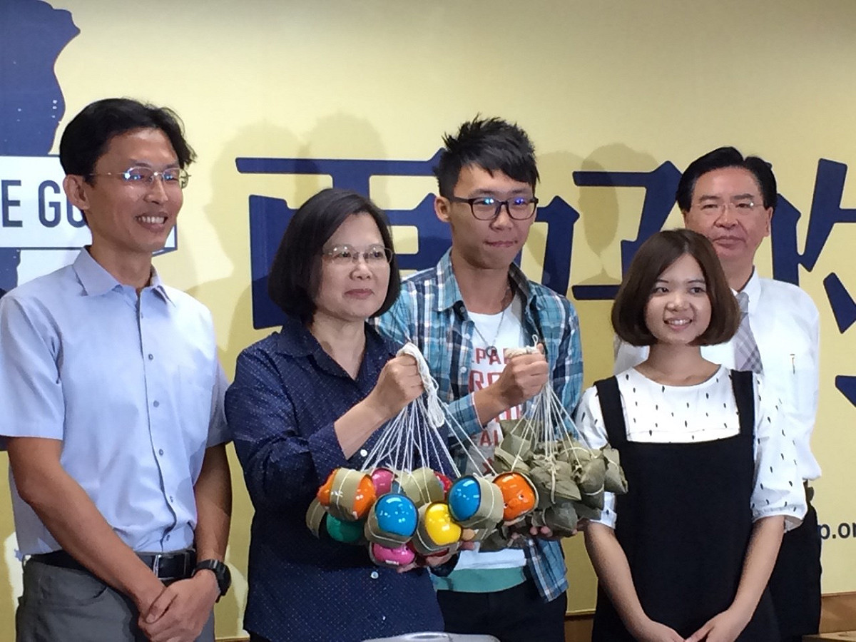 民進黨主席蔡英文18日在黨中央致贈菱香粽給黨部同仁，黨工代表則回贈「小豬撲滿粽」。圖：符芳碩/攝