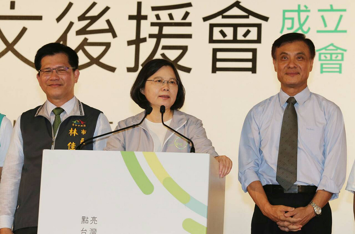 民進黨主席暨總統參選人蔡英文6日表示，團隊沒有躺著選，而是選到快要躺下來，大家越看好，民進黨就要越努力。圖：民進黨提供