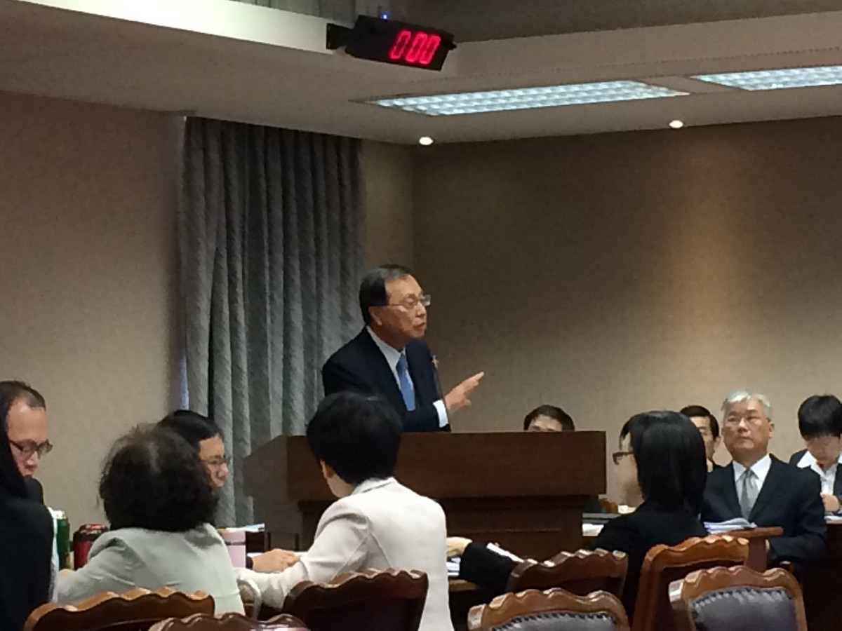 對於6位常任文官赴中國參與國共論壇，銓敘部長張哲琛4日表示，相關公務員揭示在個人休假後參加，沒有違反行政中立問題，但費用由國民黨買單，他也認為不妥適。圖：符芳碩/攝