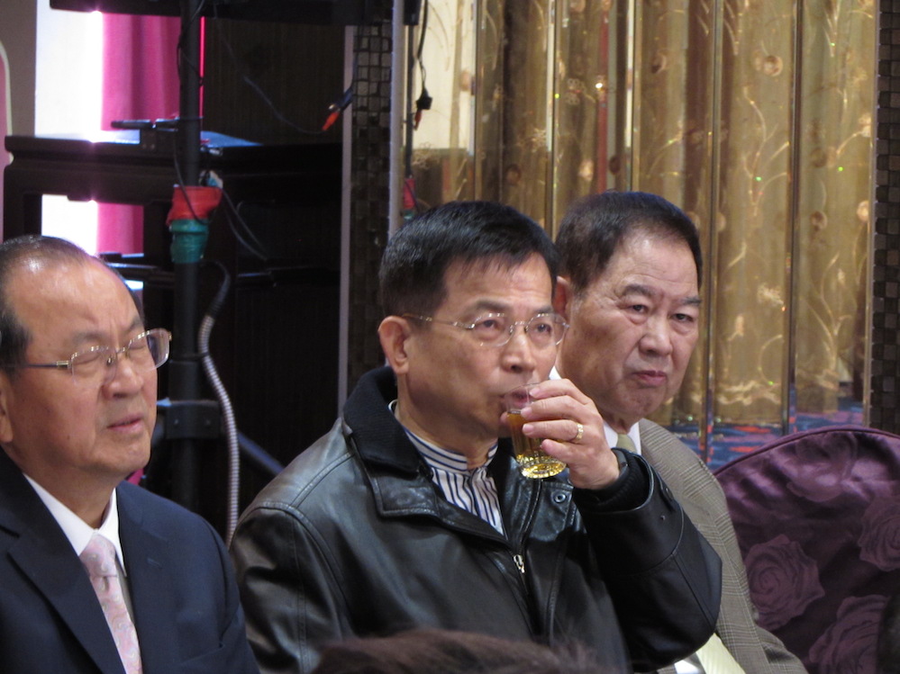 國民黨立法院大黨鞭賴士葆17日出席公教軍警暨退休人員聯合總會活動時，懇請支持者再生氣也要出來投票。圖：邱珮文/攝