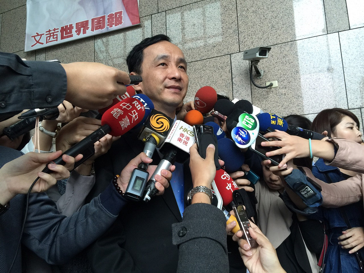 國民黨總統參選人朱立倫24日上午接受中視《網路酸辣湯》節目專訪，他在專訪前接受媒體訪問。圖：劉奕霆/攝