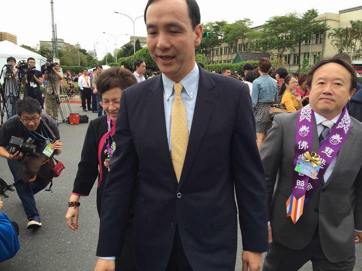 新北市長朱立倫22日上午受訪時，被問到訪美議題上，國民黨中央和洪秀柱的意見不同，外界認為是被「打臉」？朱立倫強調，有時候「牙齒都會咬到舌頭」。圖：新頭殼資料照片