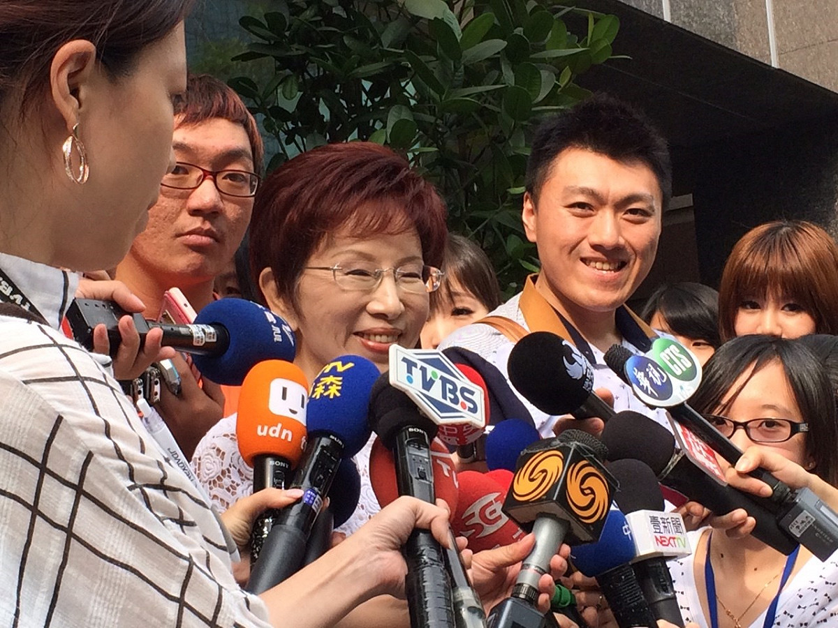 國民黨總統參選人洪秀柱29日受訪表示，民進黨資助反課綱學生，若沒被爆出來「也是黑箱」。圖：符芳碩/攝