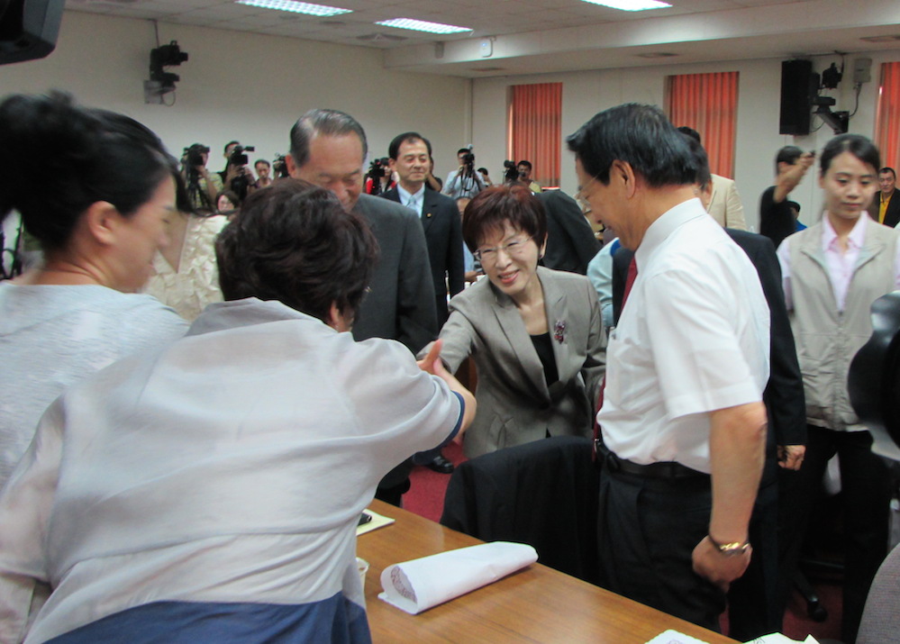 立法院副院長洪秀柱5日前往立法院國民黨團大會發表參選總統的理念，受到立委們的熱烈歡迎。圖：邱珮文/攝