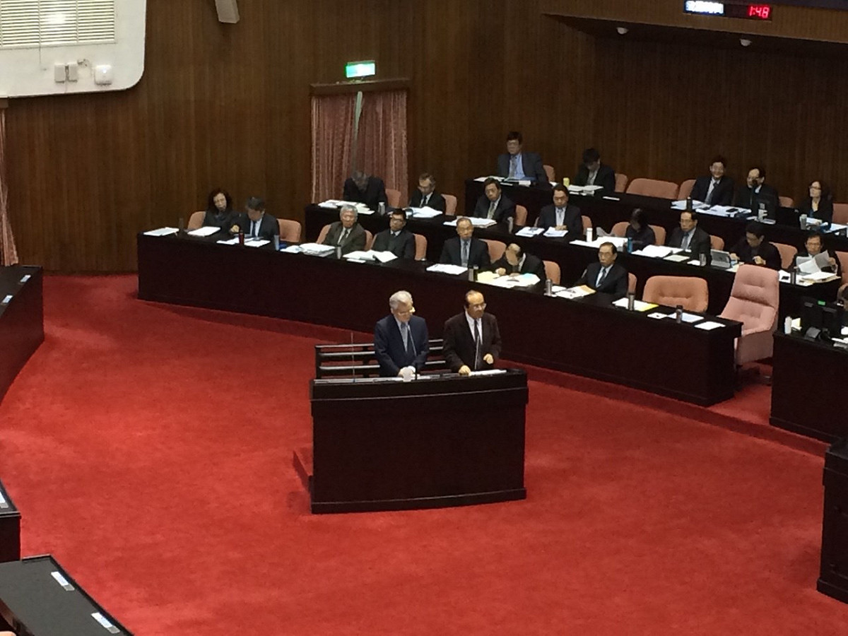 行政院長毛治國今(14)天透露，我國申請成為亞投行創始會員遭回絕是因為「目前章程沒有容納台灣的空間」，但他也強調，正因如此才要表達參與的意願，讓亞投行訂出未來能讓我國參與的條款。圖：符芳碩/攝