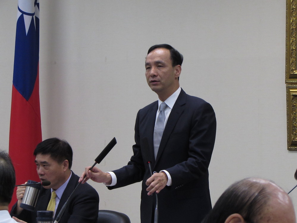 國民黨主席朱立倫22日在中常會引用《詩經•大雅•文王》篇內容，認為「周邦雖舊，其命維新」這句話就是在說國民黨。圖：邱珮文/攝
