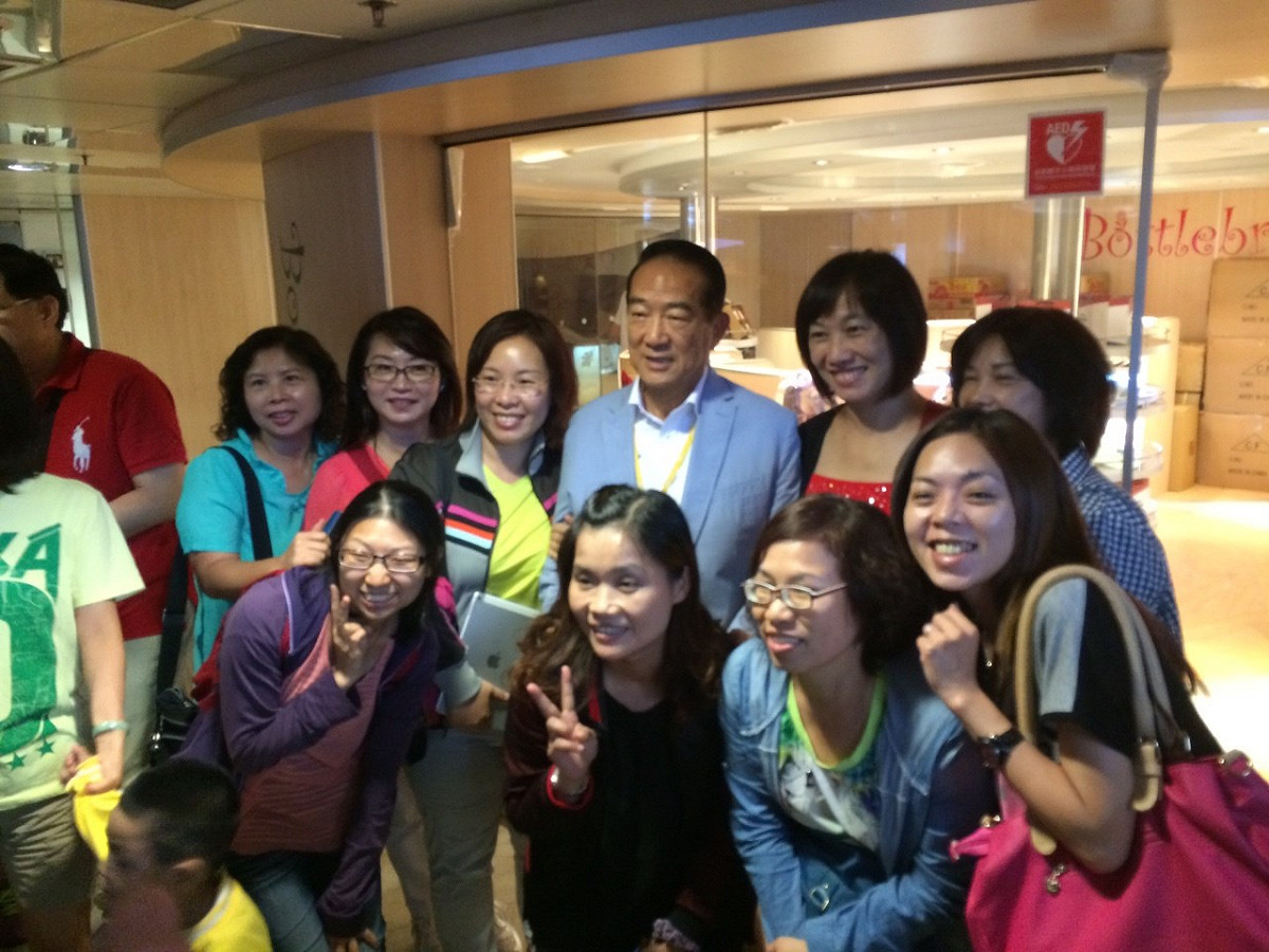 親民黨主席宋楚瑜11日從宜蘭搭乘麗娜輪前往花蓮，在船上化身「師奶殺手」，與支持者合照。圖：符芳碩/攝