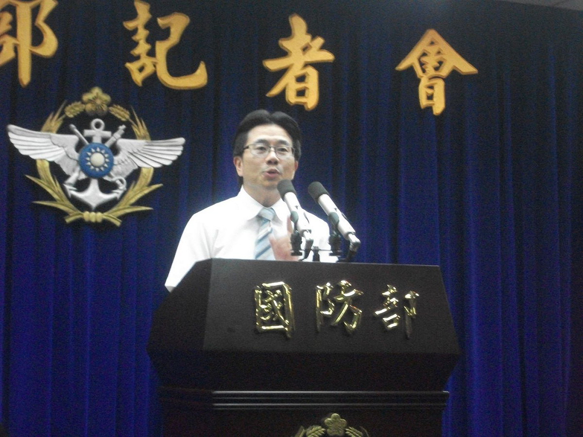 國防部今（23）日下午召開記者會，與會的台灣腎臟醫學會秘書長吳志仁表示，低血鈉的成因為體內「水太多」或「鹽太少」，洪仲丘有熱中暑的症狀導致汗水排不出去，也可能導致低血鈉。圖：涂鉅旻/攝