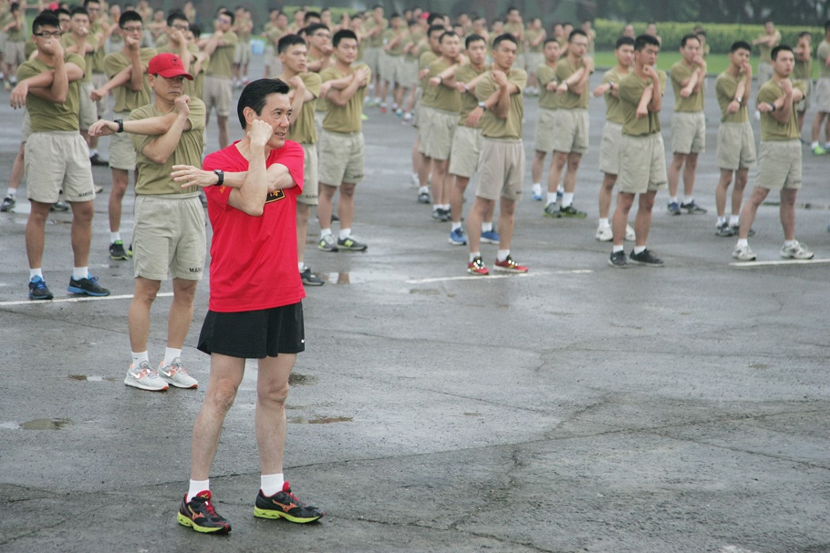 總統馬英九早上6點起床，與陸戰隊士兵一起暖身晨操。圖：軍聞社提供