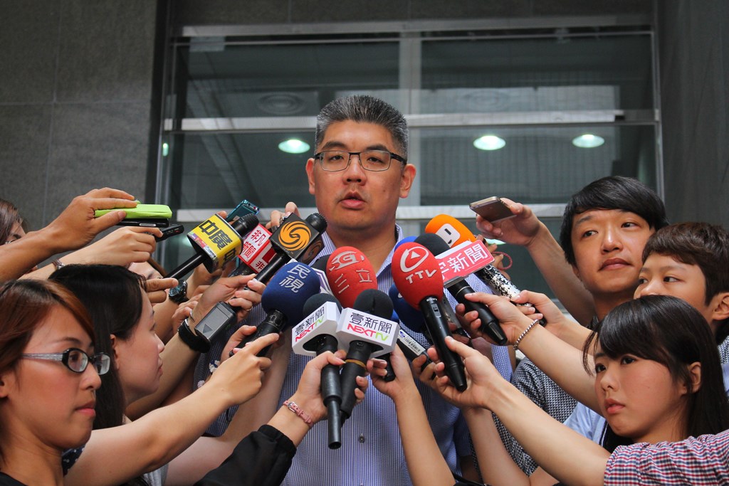 對於台大醫師柯文哲代表綠營參選後，話題似乎都圍繞在柯身上，國民黨台北市長參選人連勝文今(30)日上午表示，他認為柯文哲可能真的很愛錢，「所以才會一天到晚討論錢」。圖：劉奕霆/攝