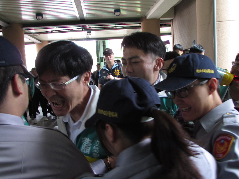 蕭一行人一度與警方發生推擠，但是不到1分鐘就放棄。圖：邱珮文/攝