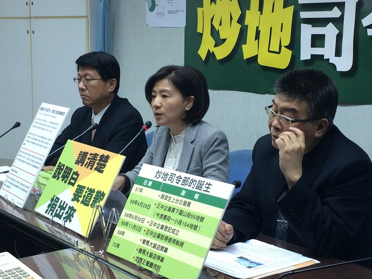 立法院國民黨團17日召開記者會，再批蔡英文炒地，還請出台南市議員謝龍介烙台語。圖：符芳碩/攝