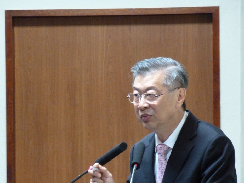 行政院長陳冲否認「圍豬救牛」的陰謀論說法，他要大家不要有太多的想像力。圖為他14日在國民黨中常會報告美牛案。圖片：謝莉慧/攝