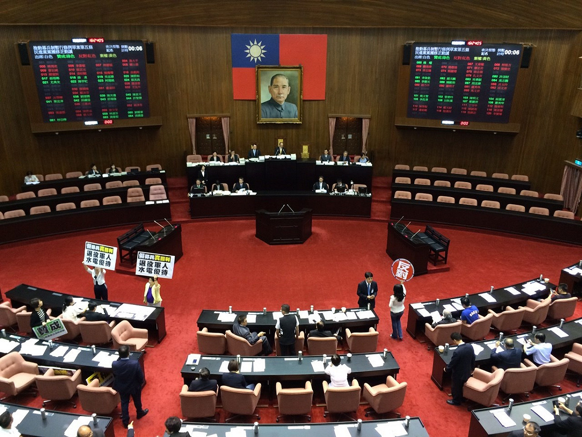 立法院15日三讀通過《募兵制推動暫行條例》，在朝野表決下，最後仍保住退除役軍人水電優惠的條文。圖：符芳碩/攝