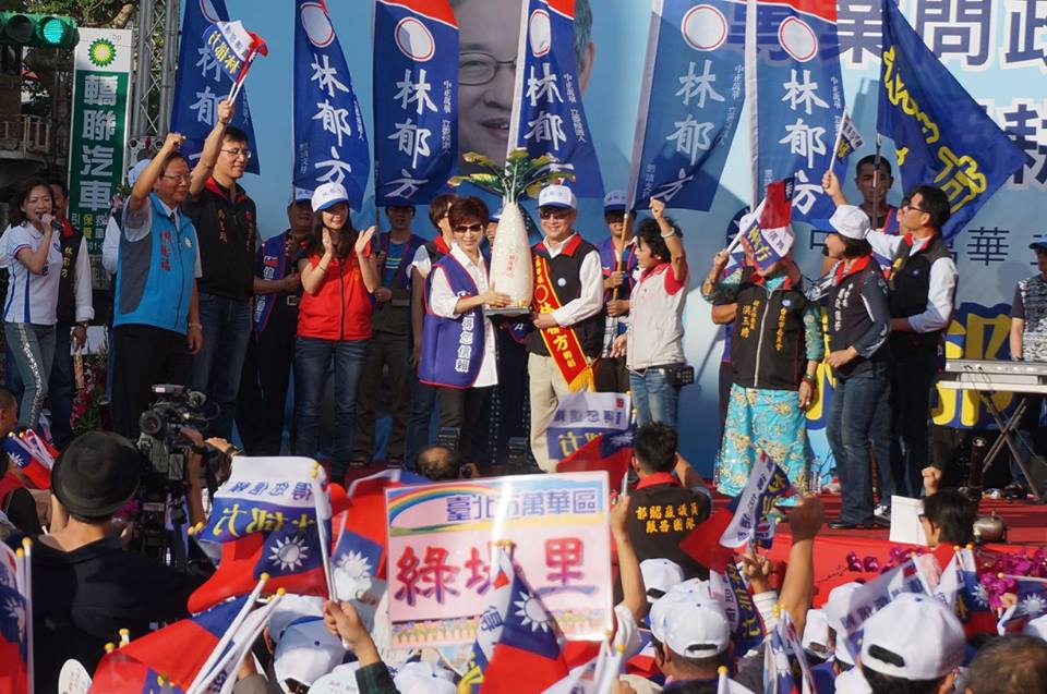 立法院副院長洪秀柱15日透露，現在對於當初沒有選擇訪美一事有點後悔，否則情況可能會不一樣。圖：翻攝自林郁方臉書