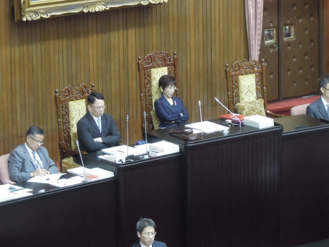 立法院副院長洪秀柱13日面對綠委陳明文質詢時為其兩岸政策抱屈，選擇閉目養神以對。圖：符芳碩/攝