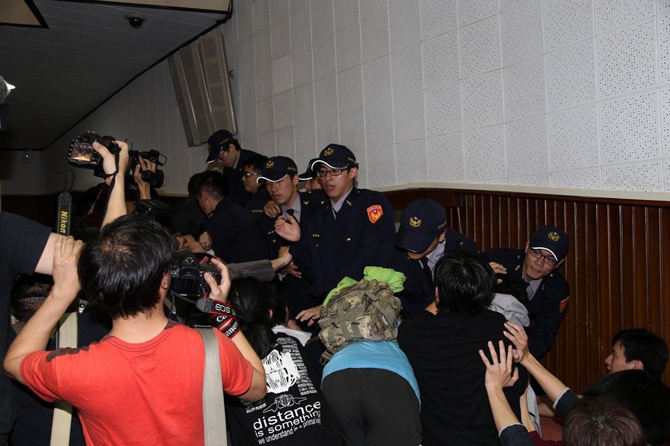 民眾在主席台後方阻擋警方進入，最後民進黨立委擋在門口，警察不敢再往前。圖2之2：林雨佑/攝