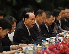 兩岸兩會第9次會談今（21）日在上海東郊賓館登場，下午2點如期簽署了「兩岸服務貿易協議」。圖為海基會董事長林中森（左3）與海基會代表團。圖片來源：中央社