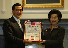 中央選舉委員會主委張博雅（右）20日前往總統府，致送第13任總統當選證書給總統馬英九（左）。圖片來源：中央社