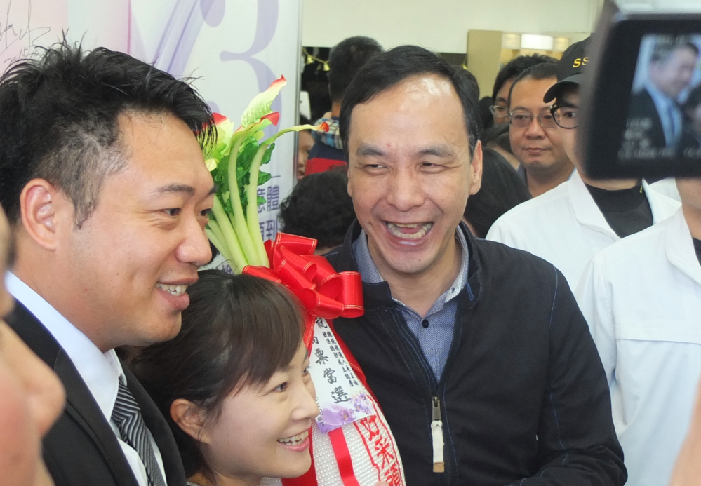 國民黨總統候選人朱立倫13日表示，針對蔡英文的炒地皮案，希望民進黨能把事情說清楚。圖：翁嫆琄/攝