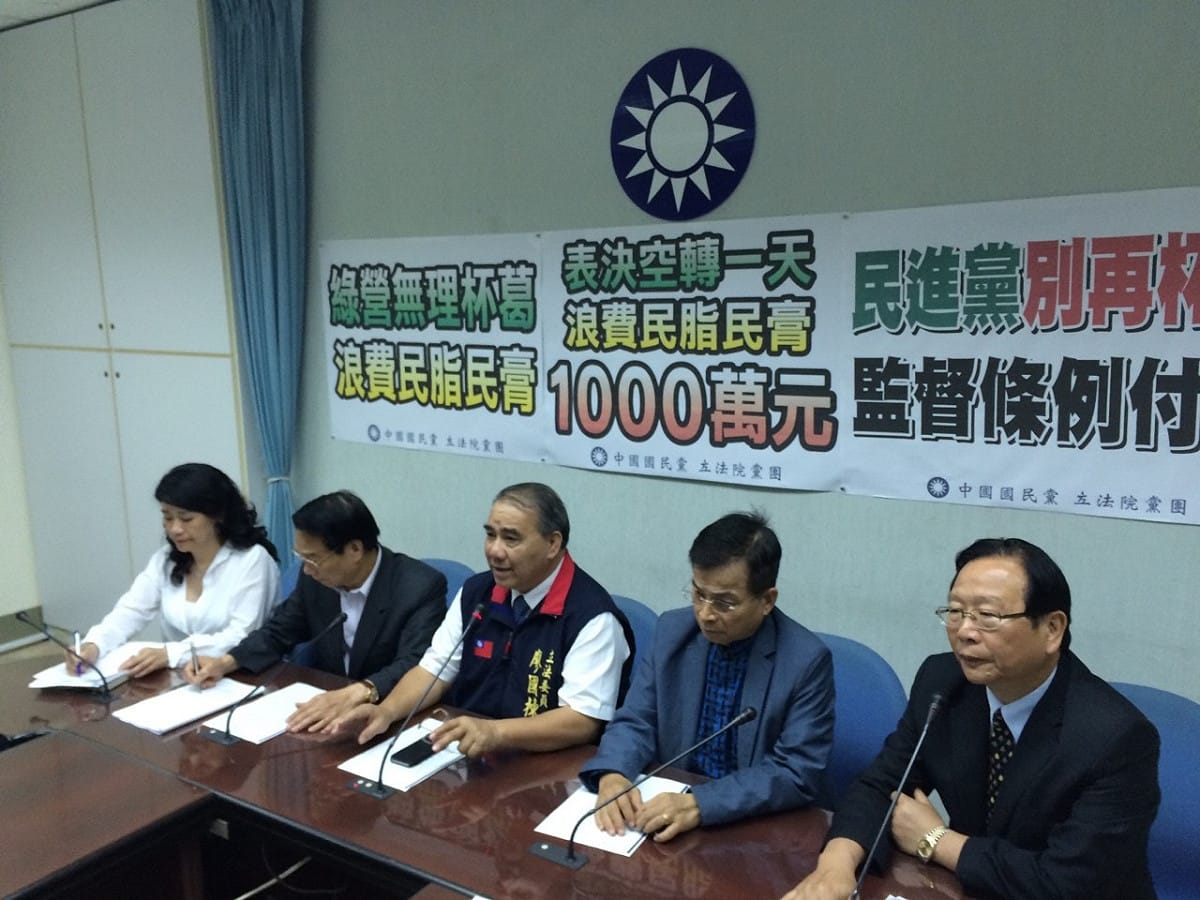 國民黨團隨後召開記者會，批評民進黨與台聯癱瘓議事，浪費民脂民膏。圖：符芳碩/攝