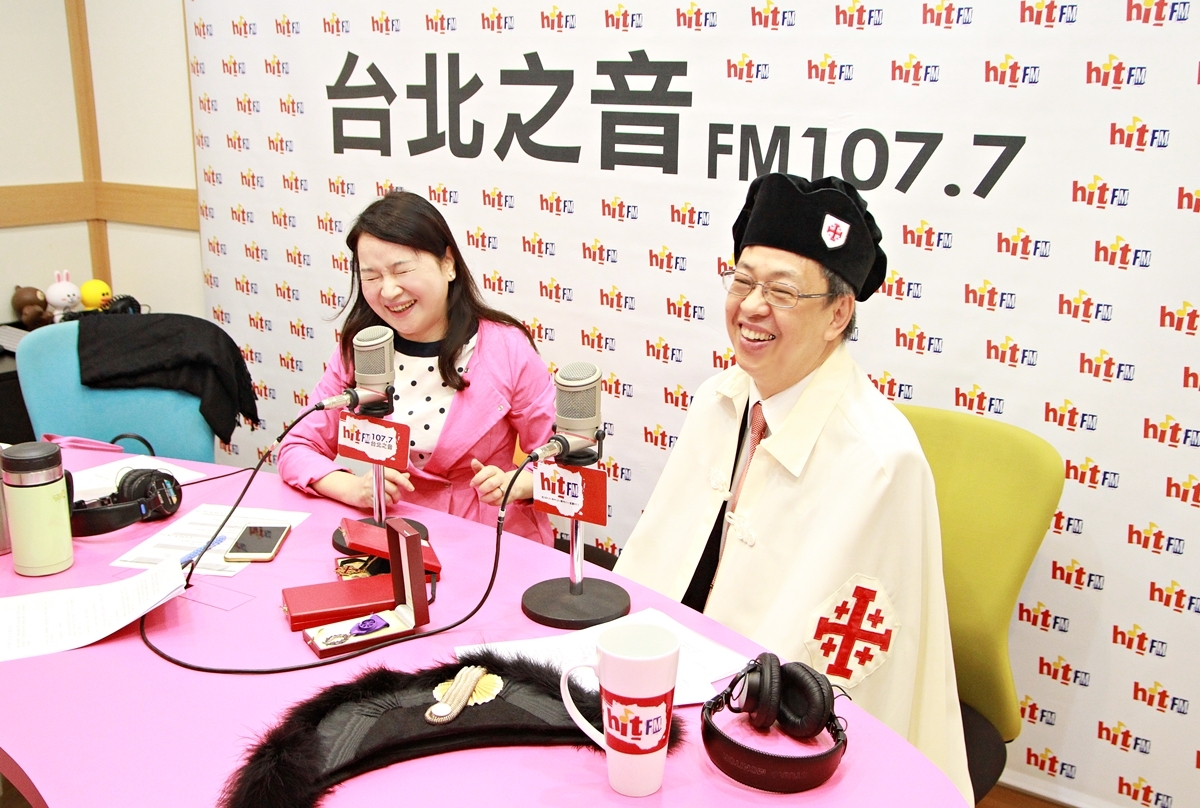 民進黨副總統候選人陳建仁先前應主持人周玉蔻要求，將梵蒂岡耶路撒冷聖墓騎士團騎士、梵諦岡宗座大額我略爵士等騎士袍及勳章帶到錄音室穿戴起來。 圖：資料照片，周玉蔻提供。