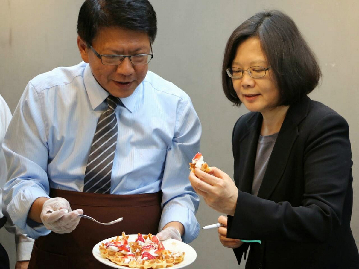 民進黨主席蔡英文21日在屏東受訪時表示，要回到全徵兵制也有困難。圖：民進黨提供