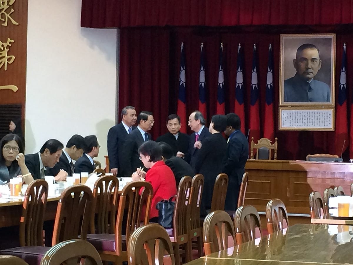 立法院修憲委員會今(26)日召開首次會議，並選舉召委。會前國、民2黨立委進行協商。圖：符芳碩/攝