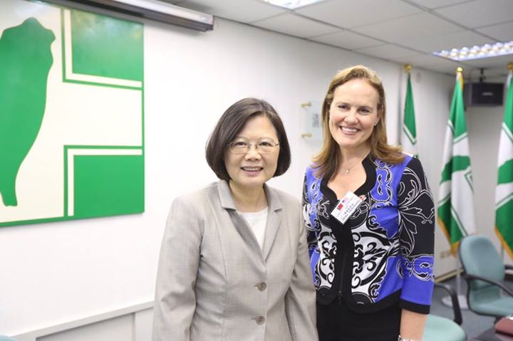 蔡英文(左)接見美國國防部前次長傅洛依(右)，對台美關係、兩岸情勢及國防安全議題交換意見。圖：民進黨提供