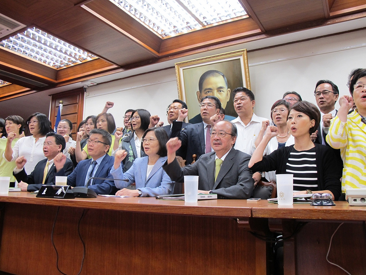 民進黨主席蔡英文15日出席黨團會議，力挺黨團總召柯建銘對於進步法案的貢獻。圖：林朝億/攝